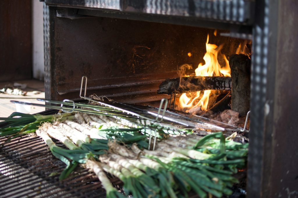 Barbecue rack full of calcots