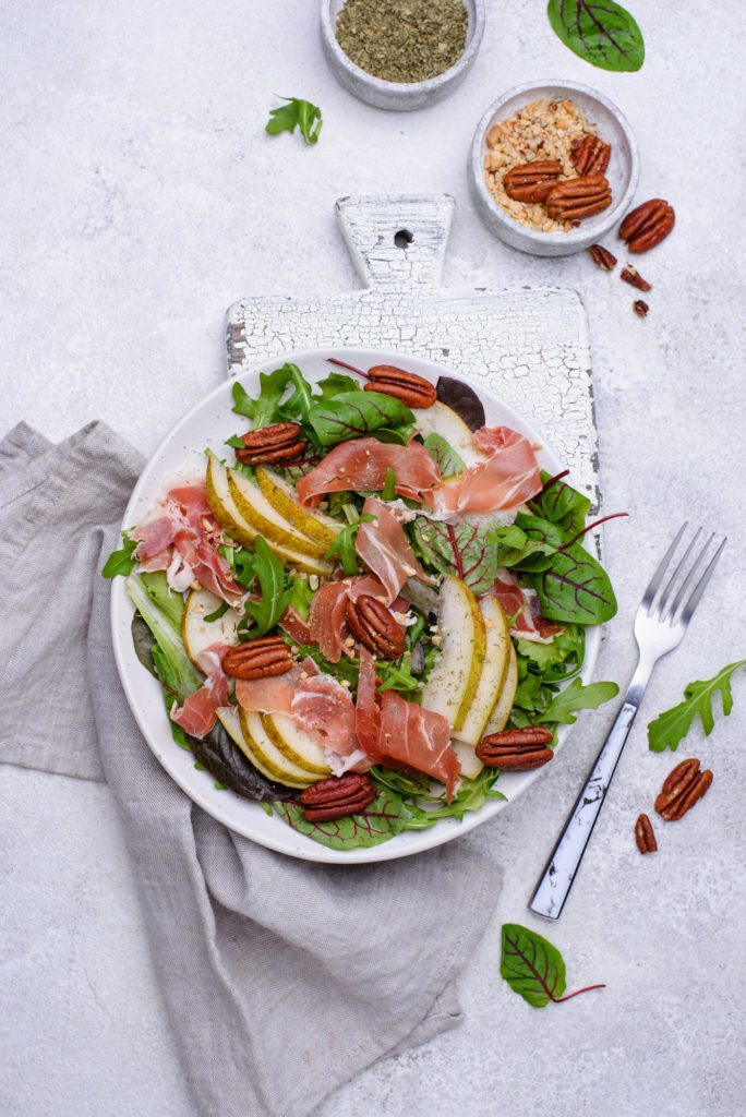 Salad with pear, prosciutto and nuts